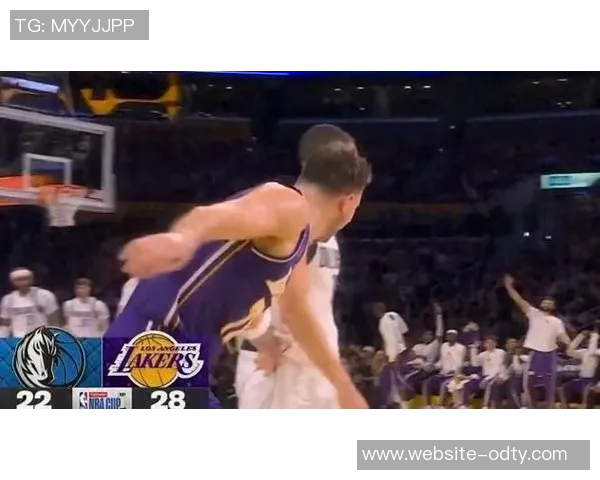 克莱半场表现出色三分球完美命中助力球队进攻火力全开